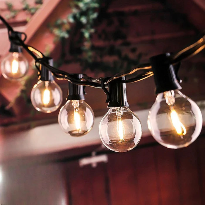 Guirlande solaire LED au style guinguette suspendue en extérieur, idéale pour une ambiance festive et chaleureuse