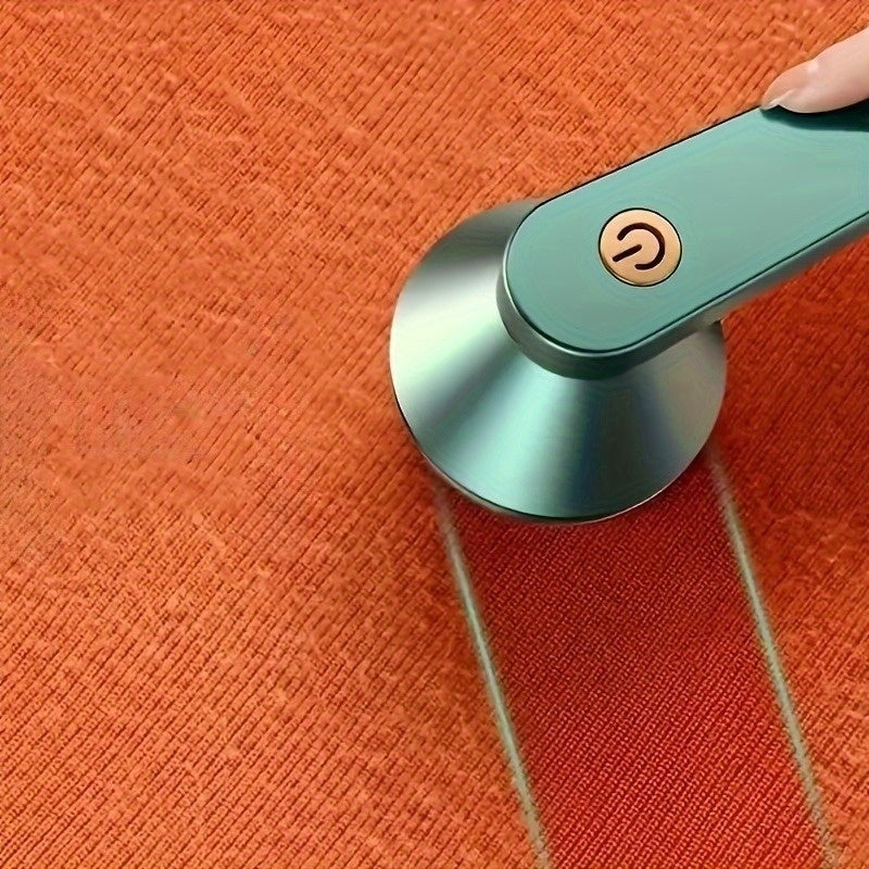 Passage du rasoir anti bouloche sur un textile pour un résultat impeccable