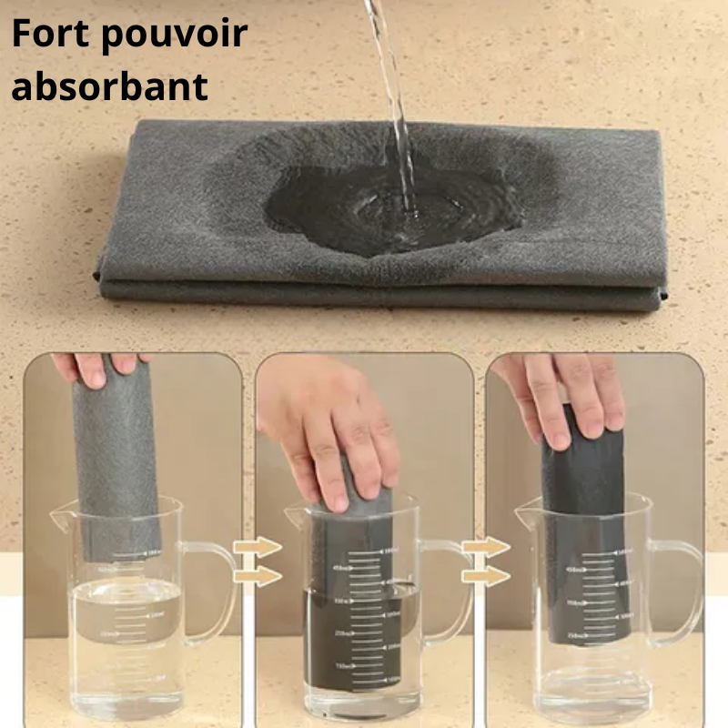 On verse de l'eau directement sur un chiffon noir magique ultra-absorbant qui retient toute l'eau facilement