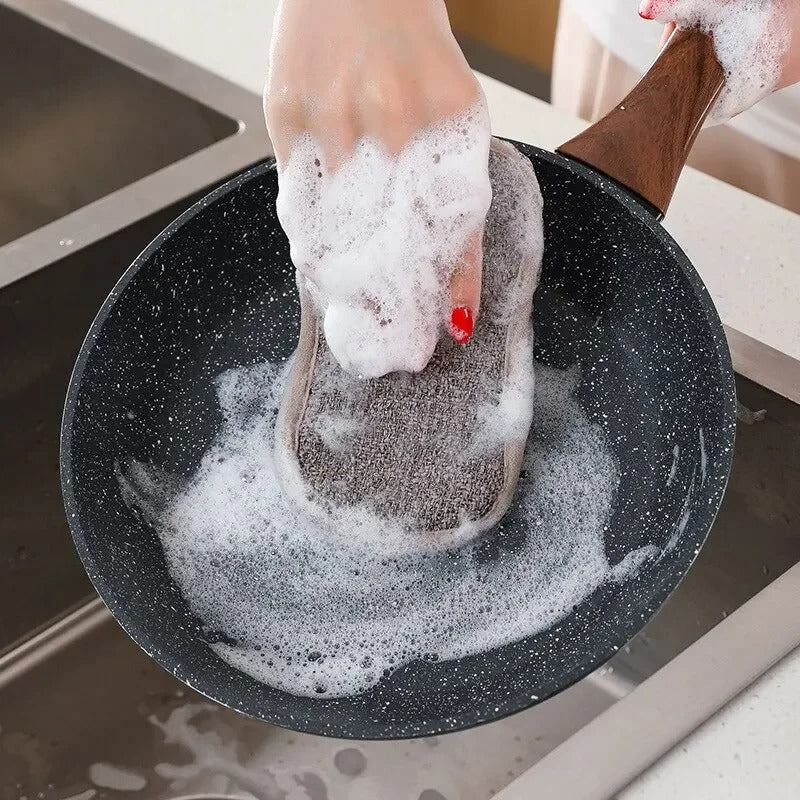 Éponge écologique utilisée sur casserole