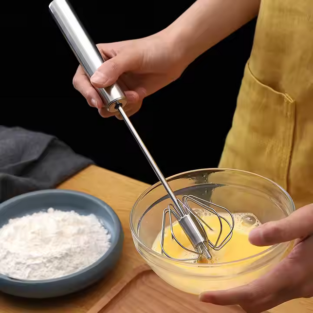 Mélange d’ingrédients avec fouet rotatif en inox