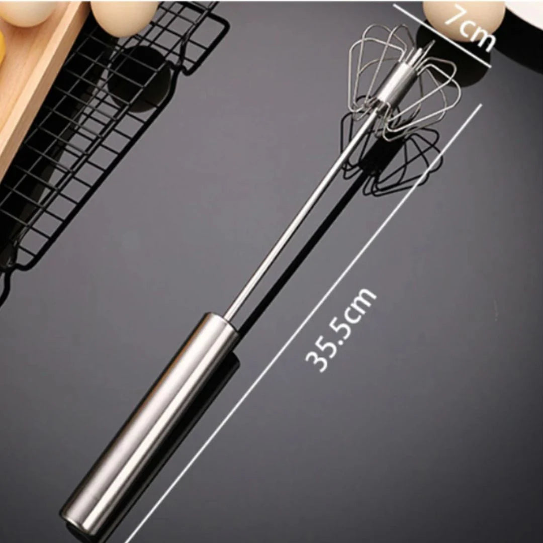 Dimensions d'un grand fouet rotatif en inox posés sur une table gris foncé brillante