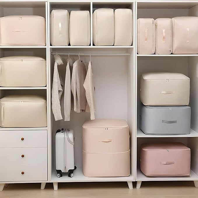 Plusieurs sacs de rangement avec système de compression sont rangs proprement sans une armoire blanche