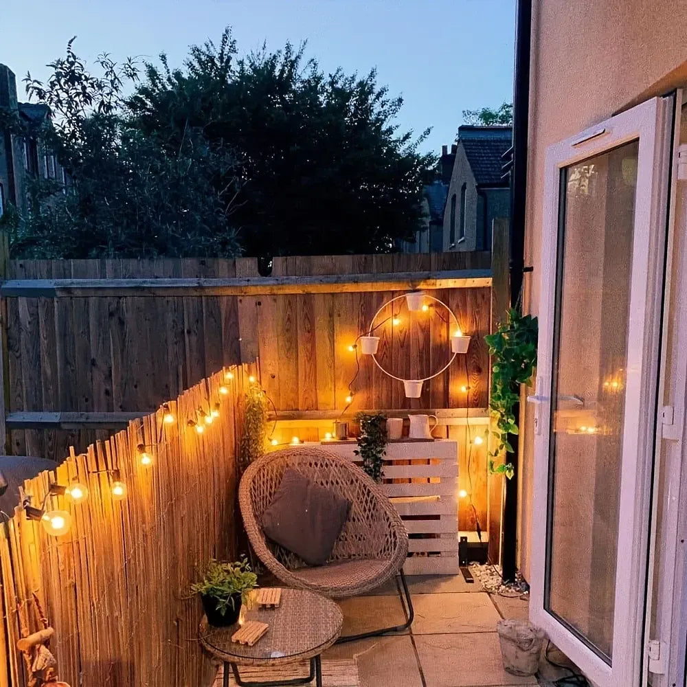 Guirlande solaire LED utilisée pour décorer une façade de maison, créant une ambiance chaleureuse et élégante