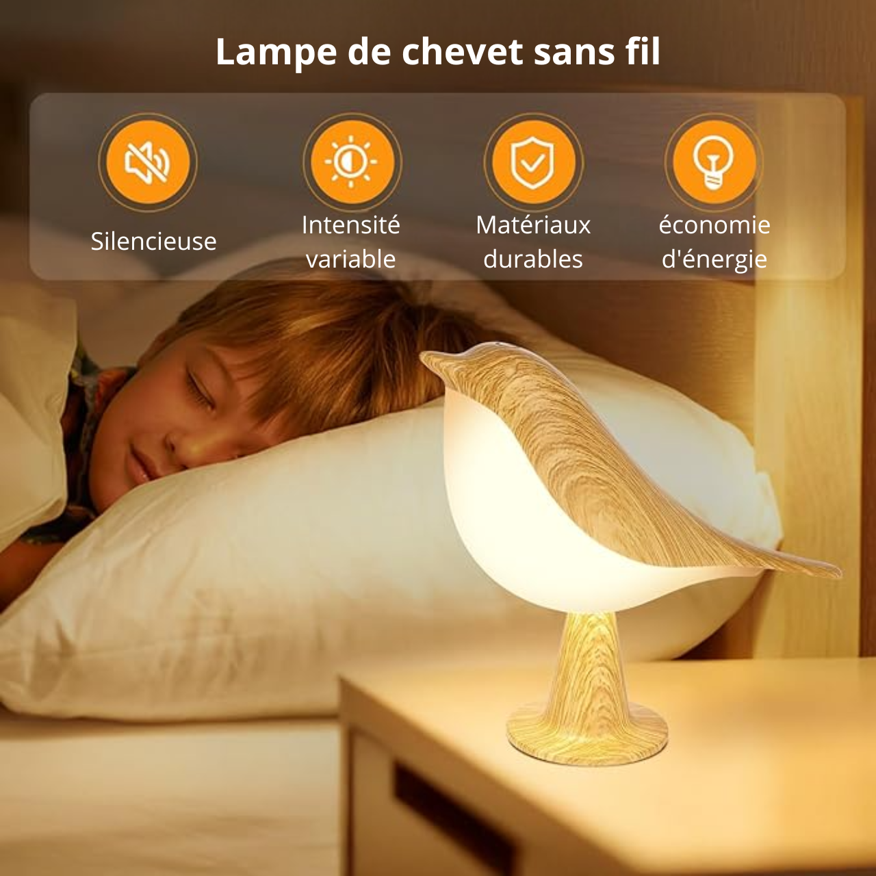 Un petit garçon dort profondément grâce à sa jolie lampe oiseau tactile apaisante