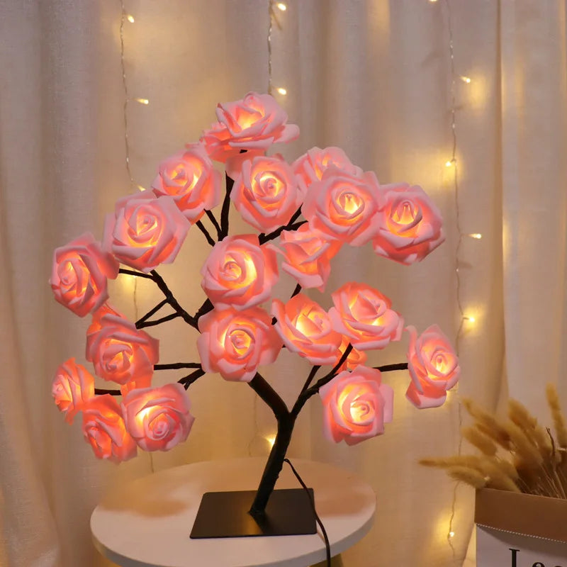 Lampe LED fleurs de rose allumée sur table de nuit