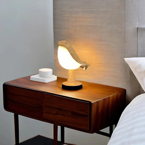 Jolie lampe tactile oiseau lune posée sur une table basse en bois