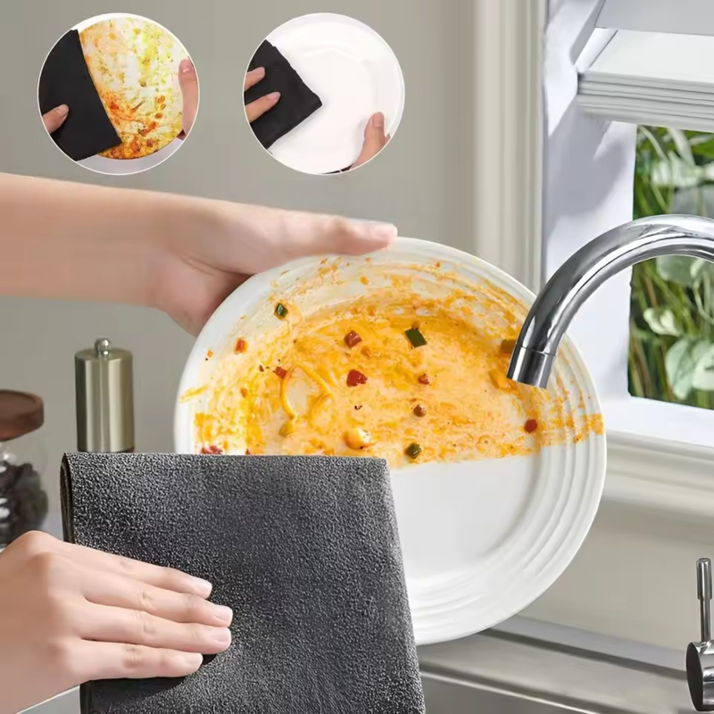 Une main retire une trace de graisse importante d'une assiette à l'aide d'un chiffon magique noir