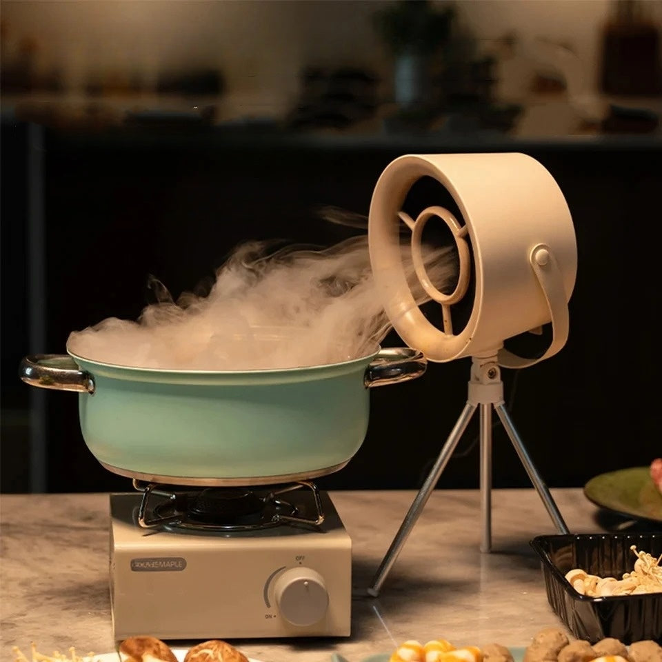 Mini hotte aspirante utilisée au-dessus d’une casserole dégageant de la vapeur