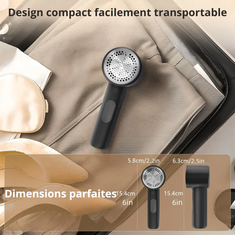 Un rasoir anti-peluches est placé dans une valise de voyage pour montrer qu'il est portable et facilement utilisable partout