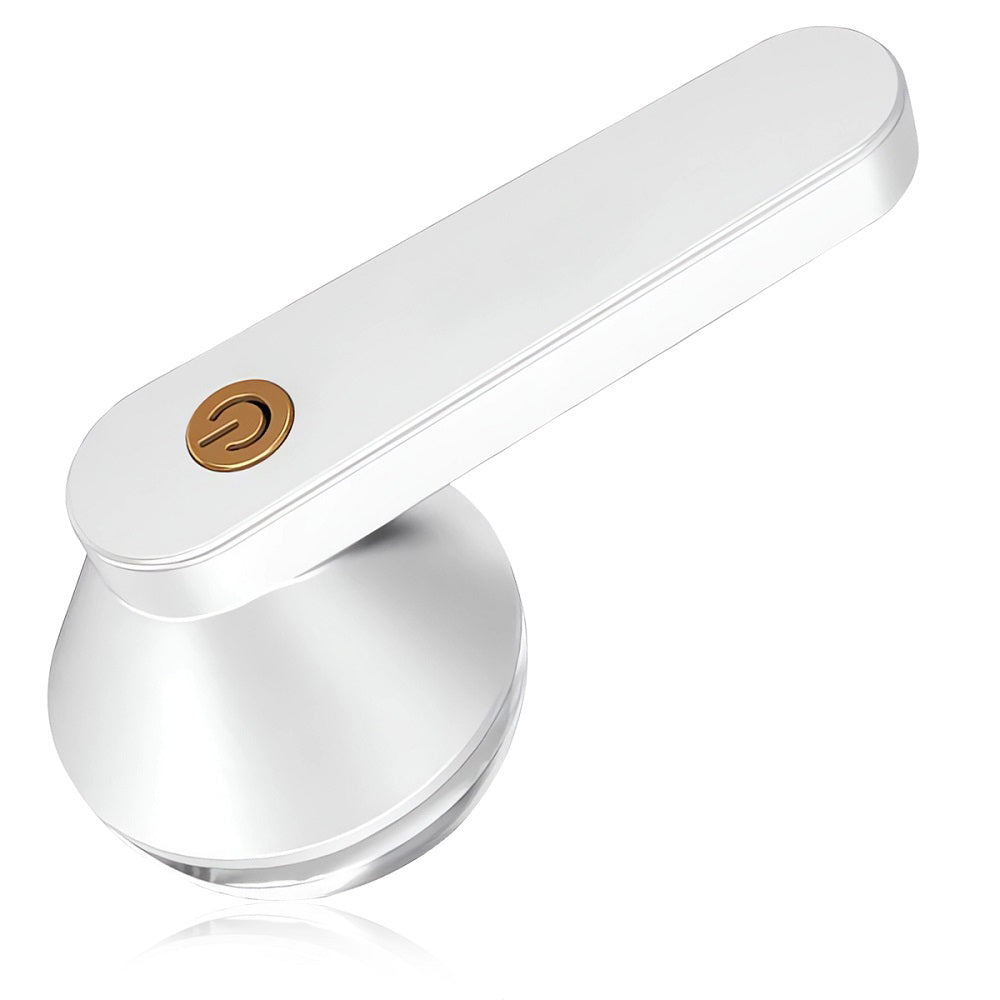Appareil anti-bouloche blanc sur un fond blanc
