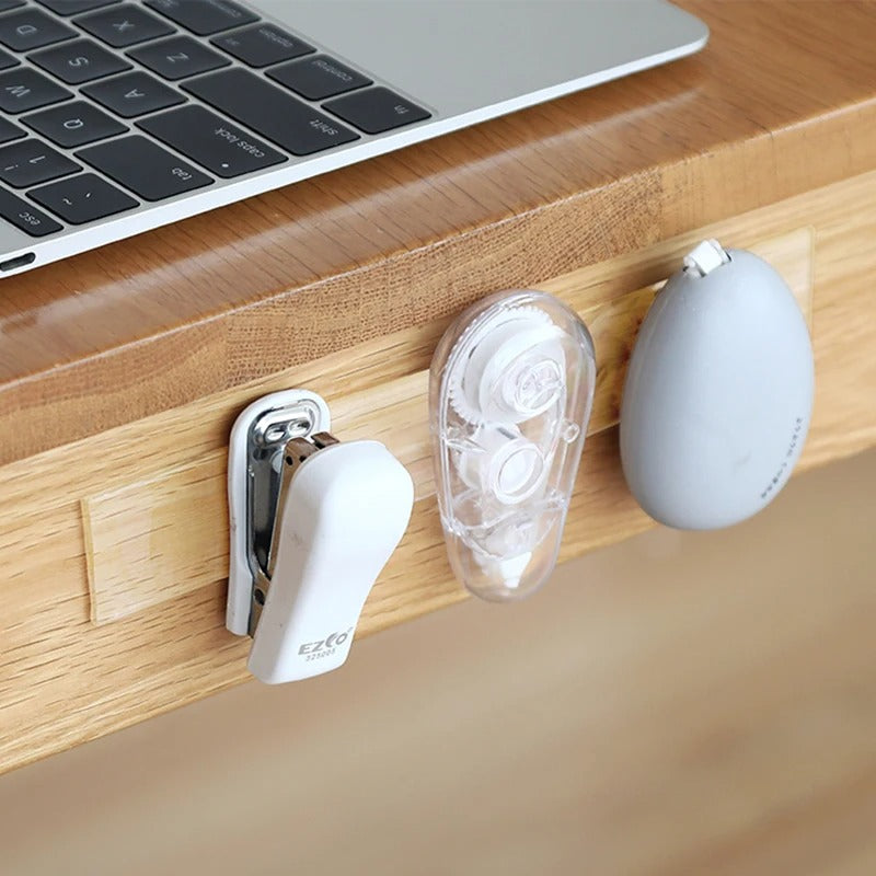 objets fixés sous un bureau avec le ruban double face