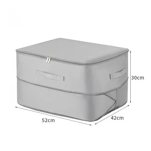 Un sac de rangement par compression couleur grise est exposé sur un fond blanc avec ses dimensions écrites