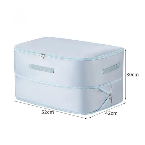 Un sac de rangement par compression couleur bleue est exposé sur un fond blanc avec ses dimensions écrites