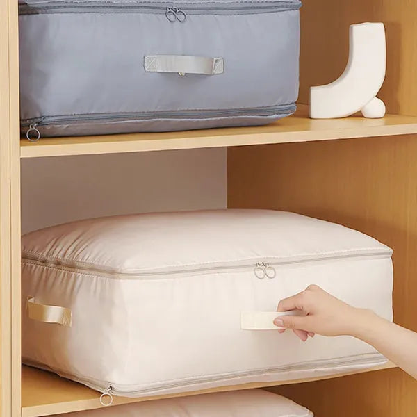 Une main vient saisir la poignée en tissu du sac de compression pour le retirer de l'armoire