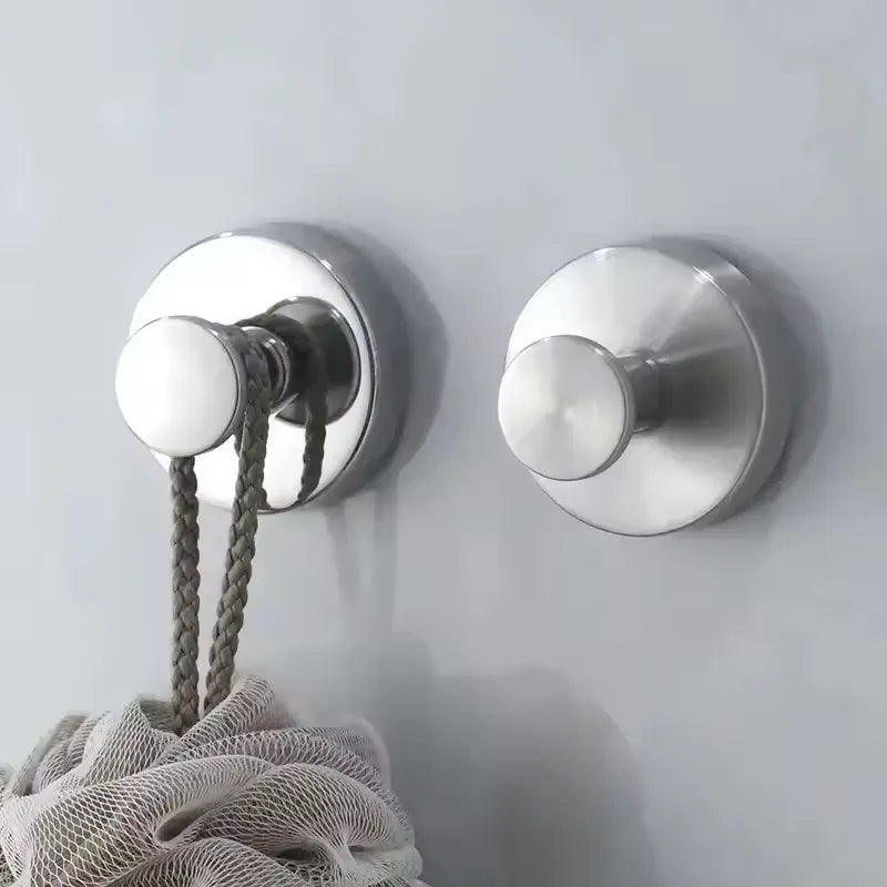 Deux jolis crochets ventouse couleur argent fixés solidement contre un mur clair