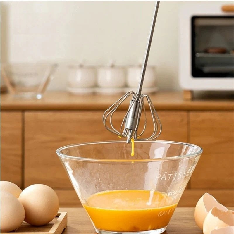 Tête du fouet rotatif avec fils en acier inoxydable avec résidus de jaune d'oeuf