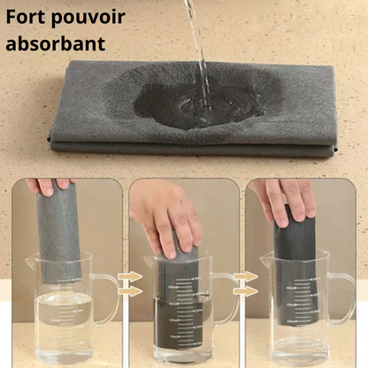 On verse de l'eau directement sur un chiffon noir magique ultra-absorbant qui retient toute l'eau facilement