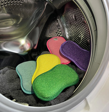 Des éponges écologiques réutilisables sont dans une machine à laver prêtes à êtres lavée pour une nouvelle utilisation
