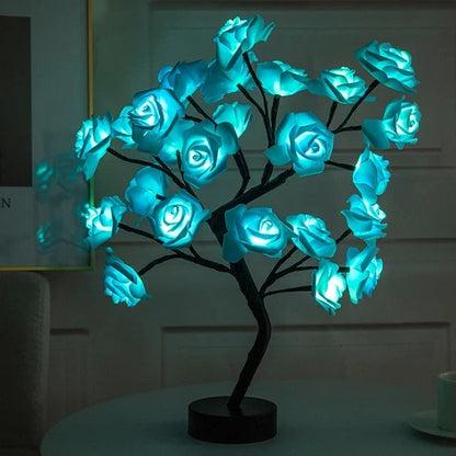 Une magnifique lampe aux leds avec des fleurs de rose de couleur bleue est allumée dans le noir
