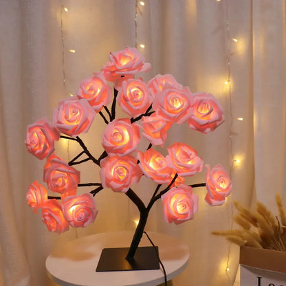 Lampe LED fleurs de rose allumée sur table de nuit