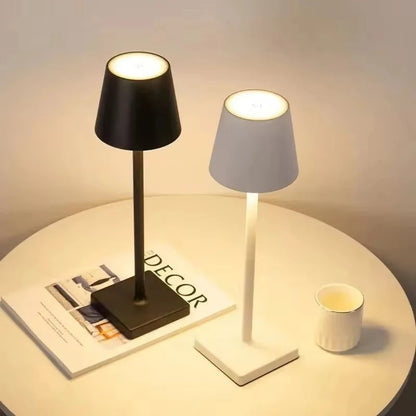 Deux lampes de table sans fil rechargeables posées sur une petite table ronde