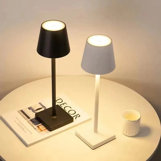 Deux lampes de table sans fil rechargeables posées sur une petite table ronde