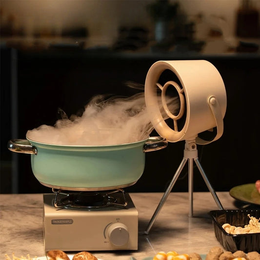  Mini hotte aspirante utilisée au-dessus d’une casserole dégageant de la vapeur