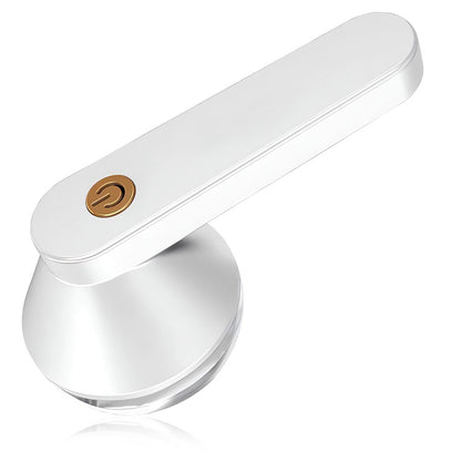 Appareil anti-bouloche blanc sur un fond blanc