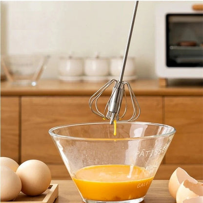 Tête du fouet rotatif avec fils en acier inoxydable avec résidus de jaune d'oeuf